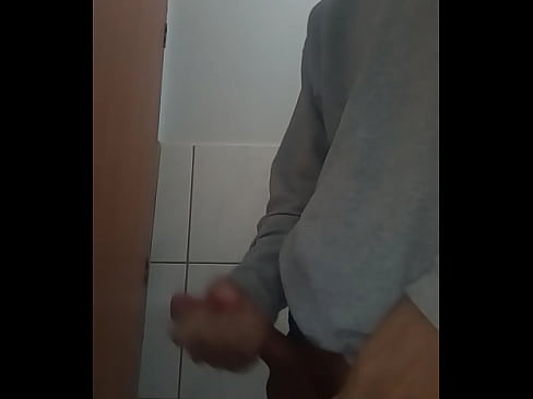 Novinho dando uma gozada no banheiro