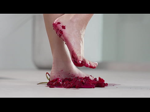 4K HOT FOOTFETISH! Crushing fruits with bare feet and high heels!