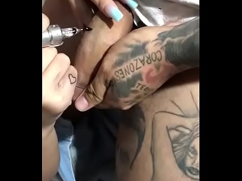 Trío tatuaje en el pito