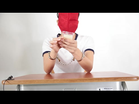 A girl who guesses what she is touching with a blindfold