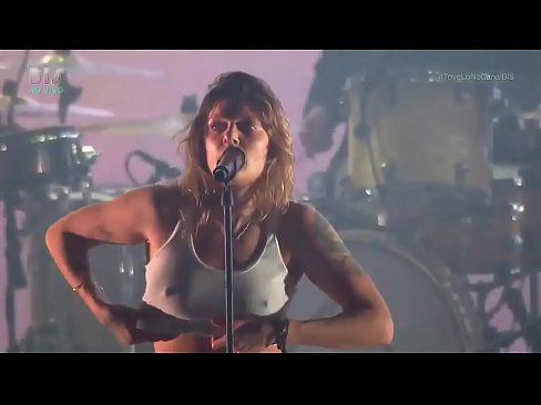 Tove Lo showing her tits at Lollapalooza BR 2017 (At 1:38)