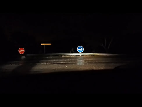 sous la pluie devant voiture nuit pluvieuse