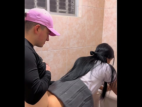 PAREJA DE ESTUDIANTES FOLLANDO EN EL BAÑO DESPUÉS DE CLASES