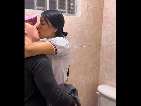 PAREJA DE ESTUDIANTES FOLLANDO EN EL BAÑO DESPUÉS DE CLASES