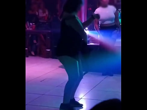 BAILANDO Y QUITÁNDOSE LA ROPA PARA COMPLACER AL PUBLICO