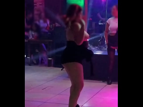 BAILANDO Y QUITÁNDOSE LA ROPA PARA COMPLACER AL PUBLICO