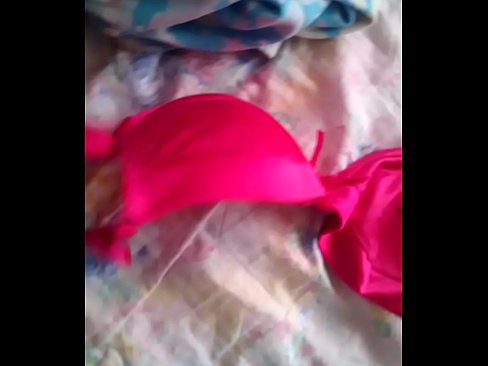 encontre su vibrador y tangas de mi prima no hay nadie en la casa