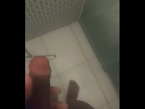 Batendo punheta no banho