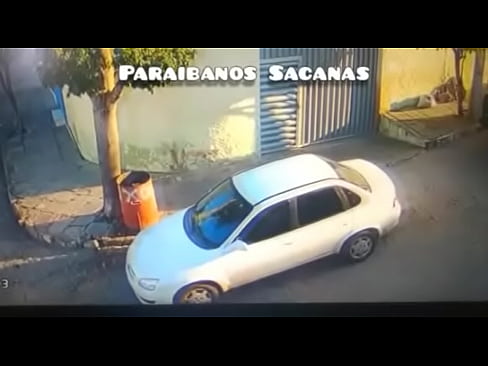 Individuo em carro sai pelado e se masturbando em Campina Grande na Paraíba