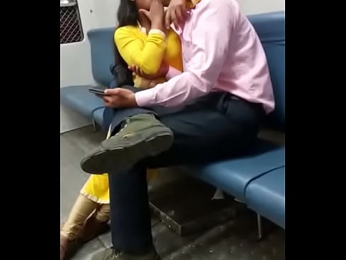 indian mumbai local train girl kissed her boyfriend