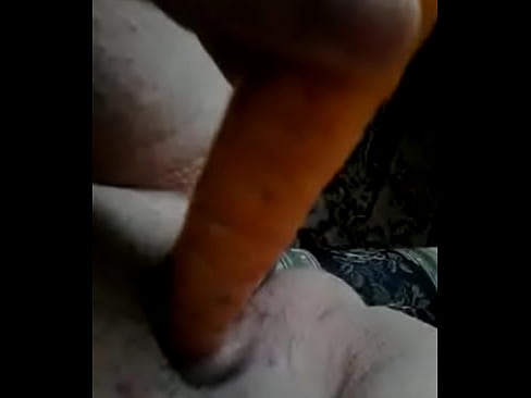 Se masturba con una zanahoria