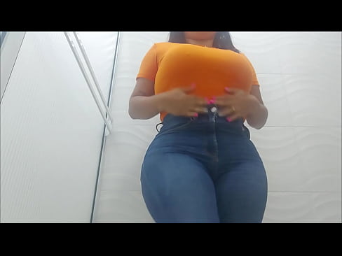 Camara capta a latina meando en baño publico