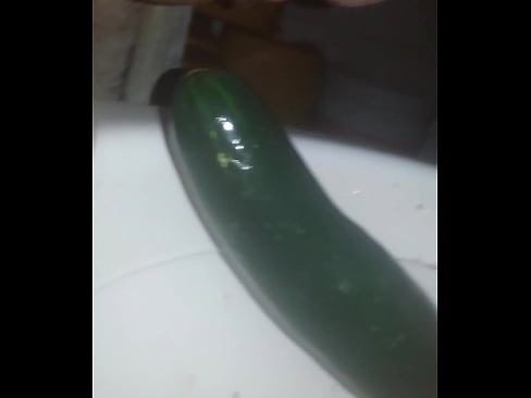 practicando metiendome un pepino grande y grueso de 23 ,24 cm