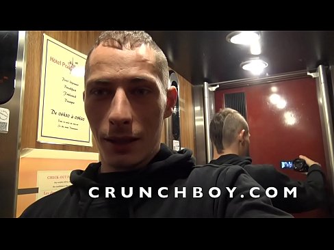 jeune mec baisé au jus par ROMANTIK pour un casting CRUNCHBOY