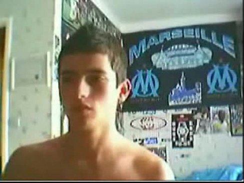 A cute french guy is wanking and jerking off in front of his webcam !