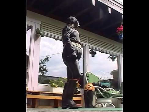 Roxina2003RubberSuitOut030703XXL.WMV