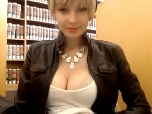 Teen masturbandose en la biblioteca