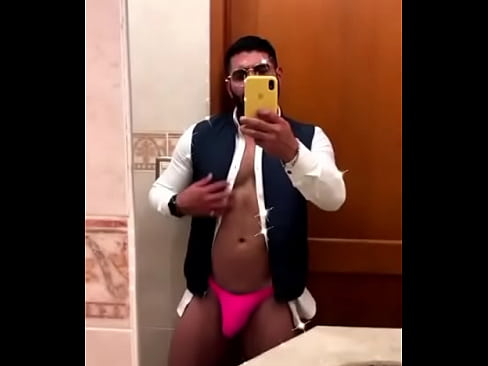 Delicioso hombre en bikini rosa