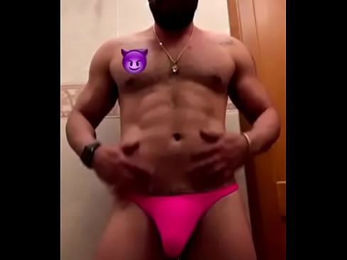 Delicioso hombre en bikini rosa