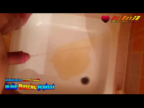 Andy weiht (pinkelt) heimlich die Dusche seiner besten Freundin ein