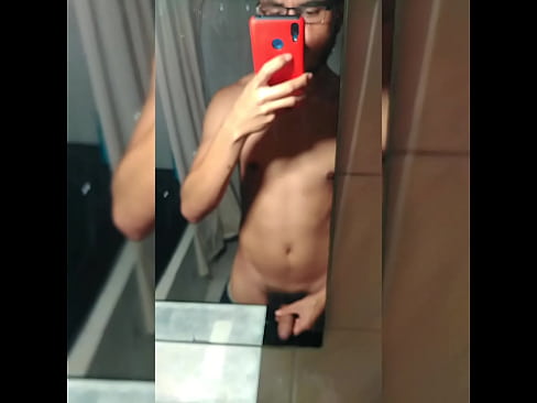 CHACALITO TWINK SE MASTURBA LA VERGA EN CASA DE SUS VECINOS