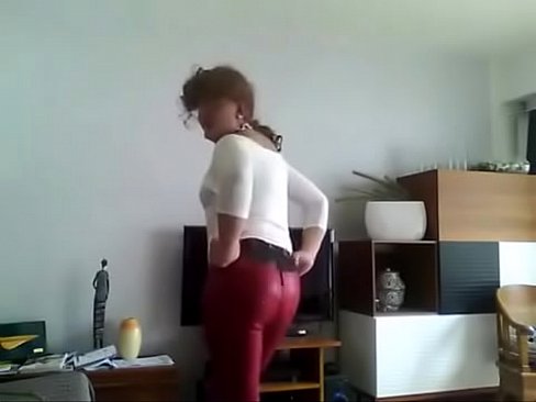 Caroline crossdresser  en pantalon slim rouge et top echancré