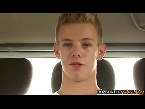 UK twinks swaping juicy blowjobs in car