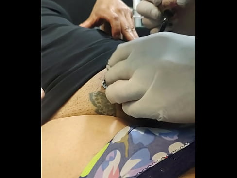 Puta tatuandose