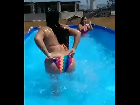 MADURA BAILANDO Y MOVIENDO EL CULO Y SOBANDOSE LAS TETAS EN PISCINA