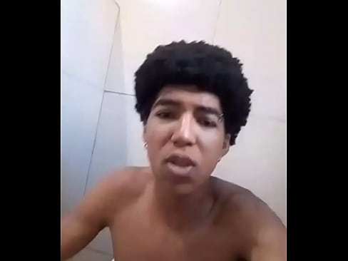 BRASILEIRO OUVINDO MÚSICA E BATENDO UMA AO SOM DE PABLO