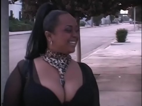 Fatty black gal Damali X Dares with huge ass jumps in car for dick