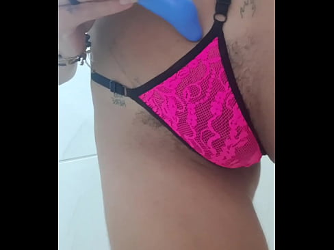 Novinha peludinha mijando