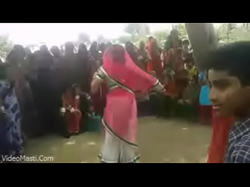 Bhabhiji Dancing On Bhojpuri Song In Gaon(videomasti.com)