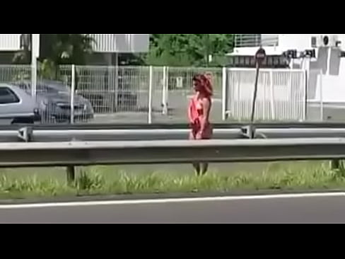 femme nue sur le bor de la route en gwada