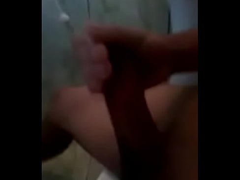 Safado patendo uma punheta bem meladinha