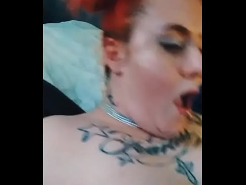 Debbiecakesxxxx listening to music wile she gets her pussy ate