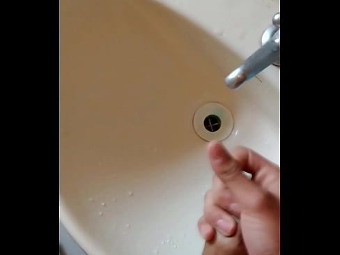 Batendo punheta no banheiro babando litros.