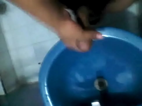 Jalándomela en el baño, mecos en el lavabo