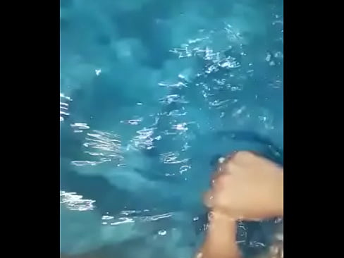 Pene rico en la piscina