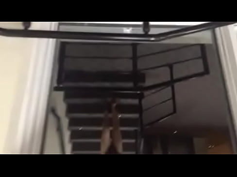 Desfilando pelos corredores do hotel mais uma vez so de calcinha parte 2