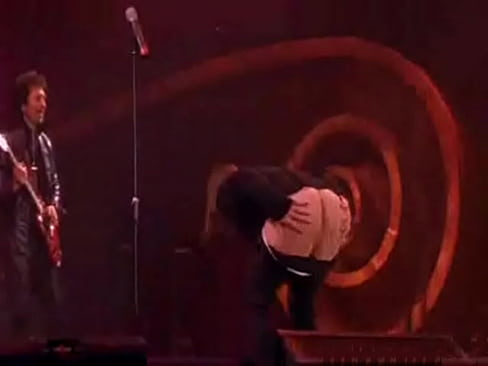 Ozzy shows his ass in concert 1999