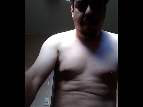 Homem sem camisa e se acariciando e mostrando o corpo