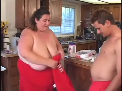 Very fat slut in lifeguard's t-short gets her twat drilled at the kitchen