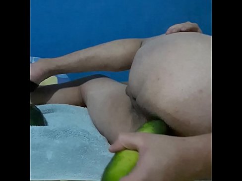 Masturbación anal con pepino ala cam