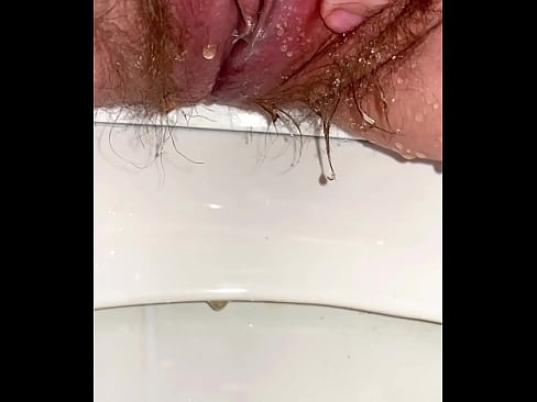 PISSING IN HIS TOILET, LOOK HOW HAIRY HIS PISS IS, THE PISS FLOWS WELL & SMELLS GOOD. I WANT TO DESCRIBE YOU, LOOK SOON.