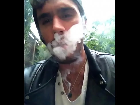 Lindo homem fumando