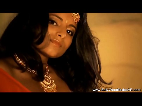 Beautiful Indian Babe Dances So Pretty
