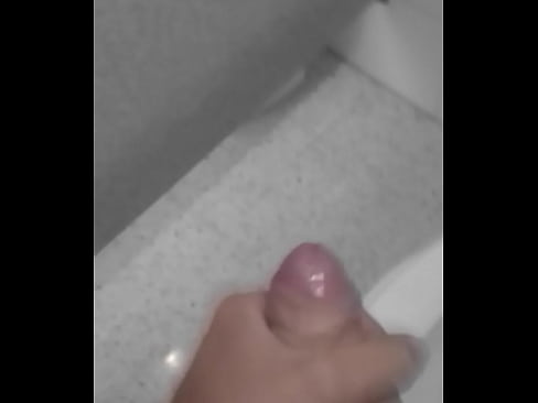 Chico se masturba en baño de centro comercial