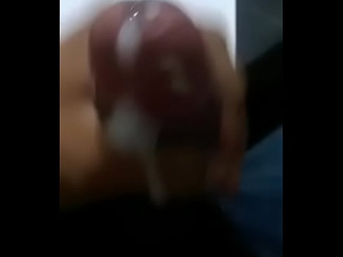 Negro caliense se toca viendo porno entre hombres