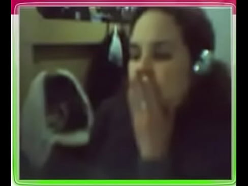 Cecilia muestra los pechos por webcam